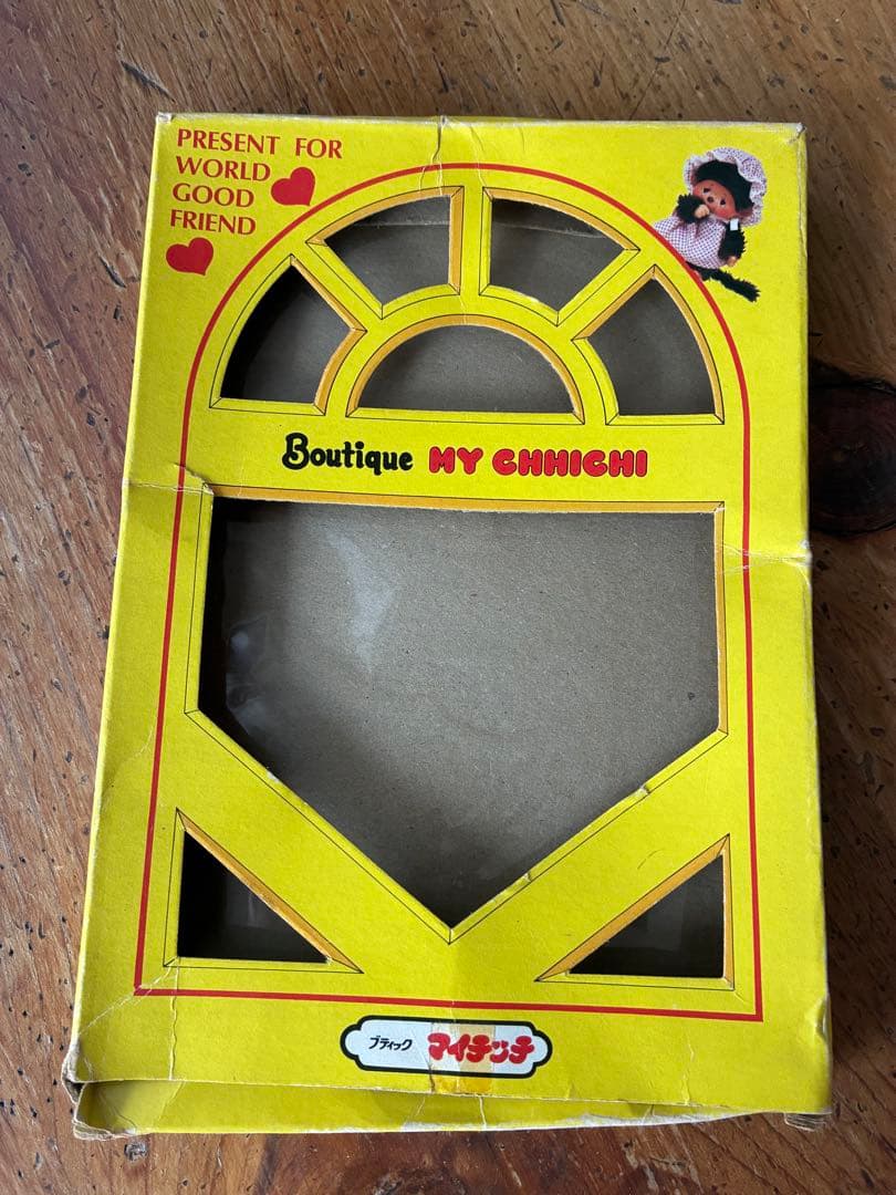 モンチッチ ぬいぐるみと赤い椅子