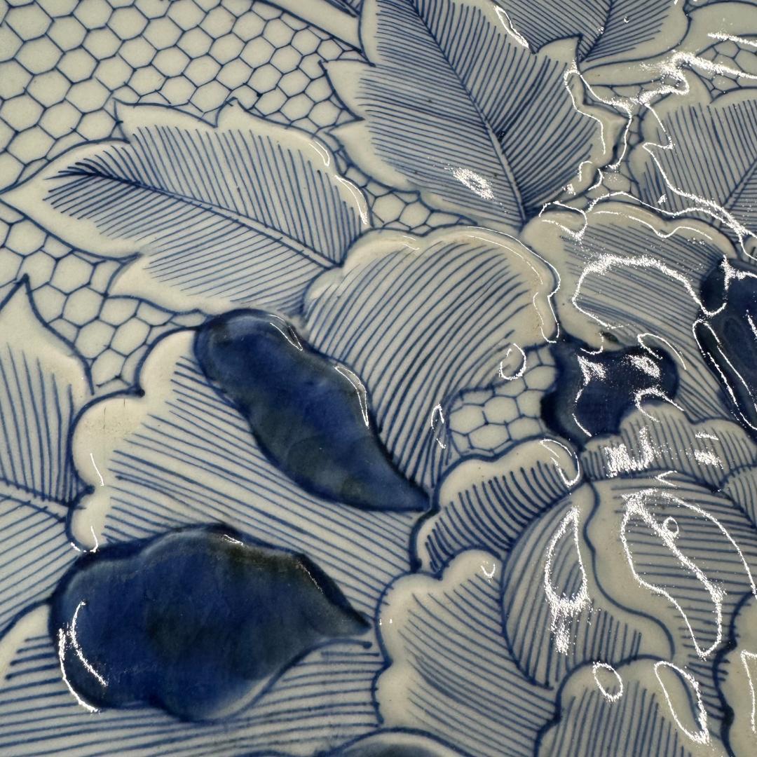 古伊万里 染付 牡丹 浮彫 唐草 大皿　 骨董品45CM