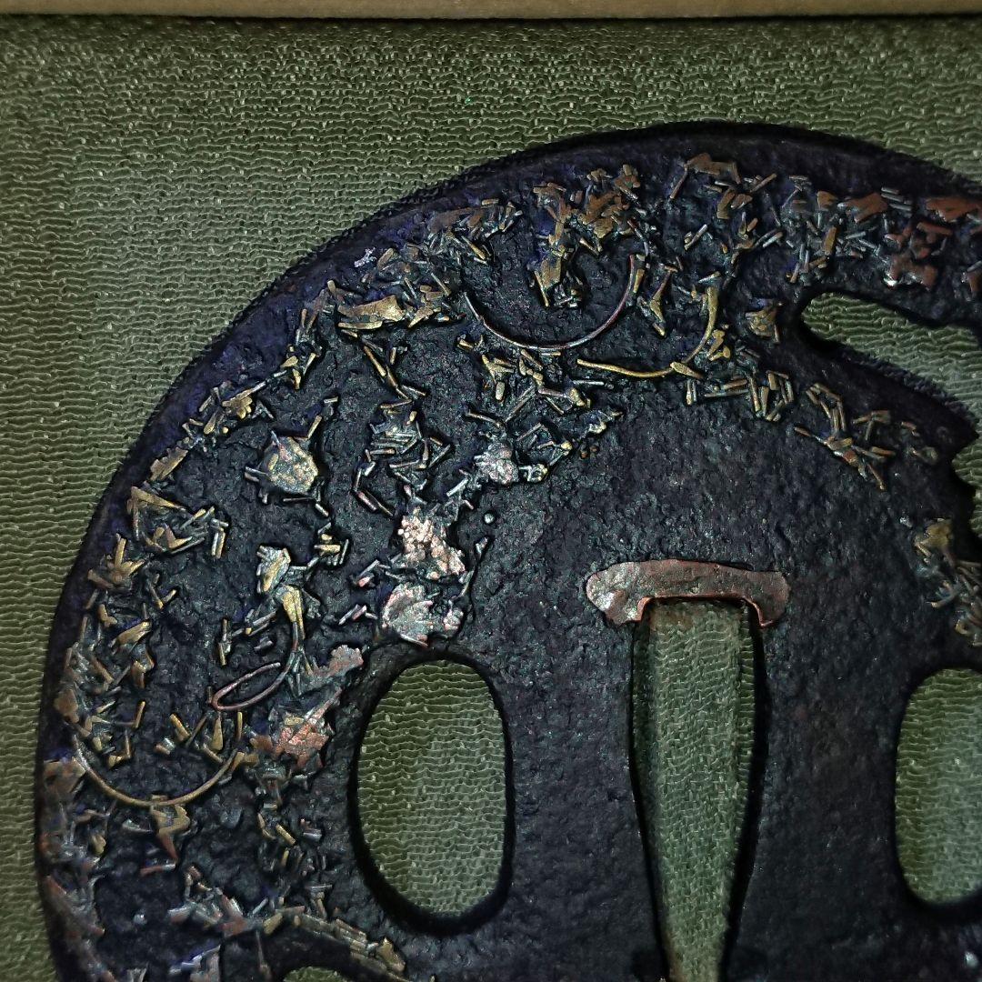 日本刀　鍔　大　高彫り 金象嵌　縦85mm 横85mm 厚み3mm 箱入り