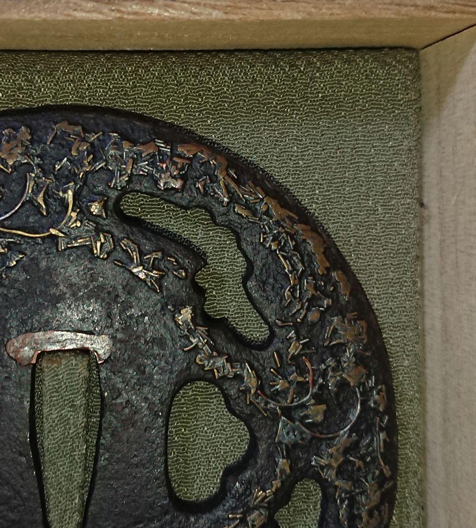 日本刀　鍔　大　高彫り 金象嵌　縦85mm 横85mm 厚み3mm 箱入り