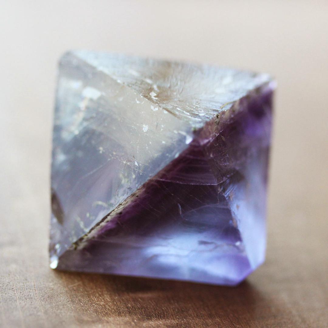 超特大108 g イリノイ産 バイカラーフローライト 蛍石 八面体 原石 鉱物