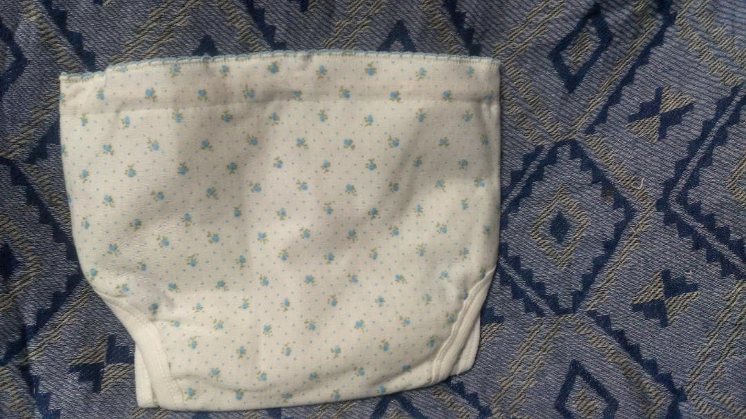 アイイク　子供用おむつカバー　白地に水色花　6か月前後　中-塩化ビニール　未使用