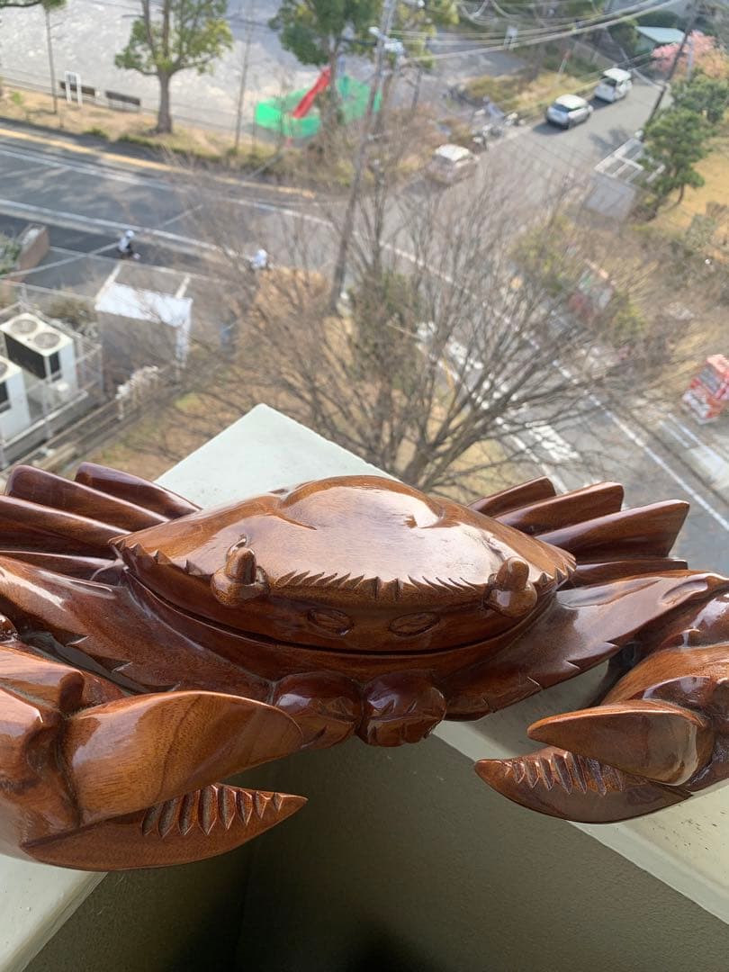 手彫りカニの木彫りオブジェ