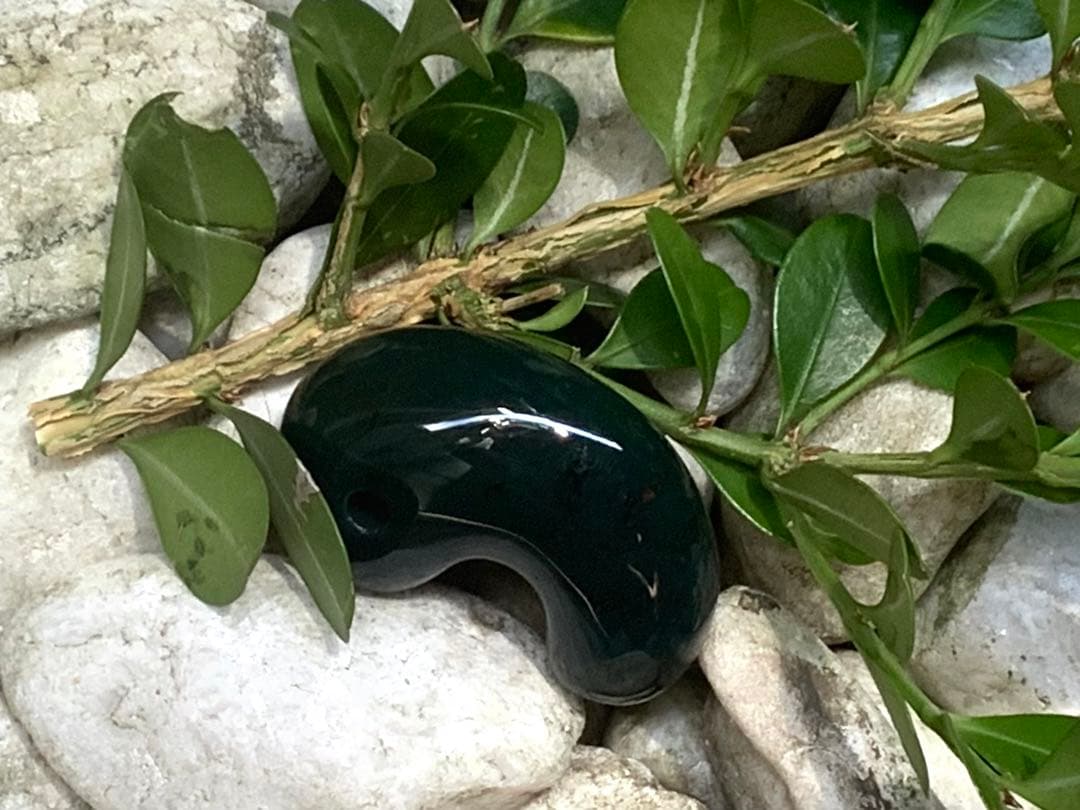 神宿る【 出雲石(青緑色の碧玉) 】島根県花仙山瑪瑙　青瑪瑙　出雲型勾玉　鑑別‼️