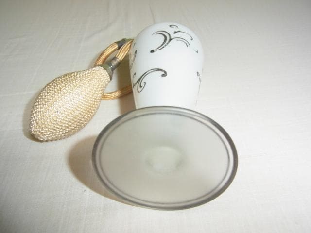 非売品'50年代◆資生堂 白ガラスに銀唐草象嵌 ポンプ布部分は絹 アトマイザー