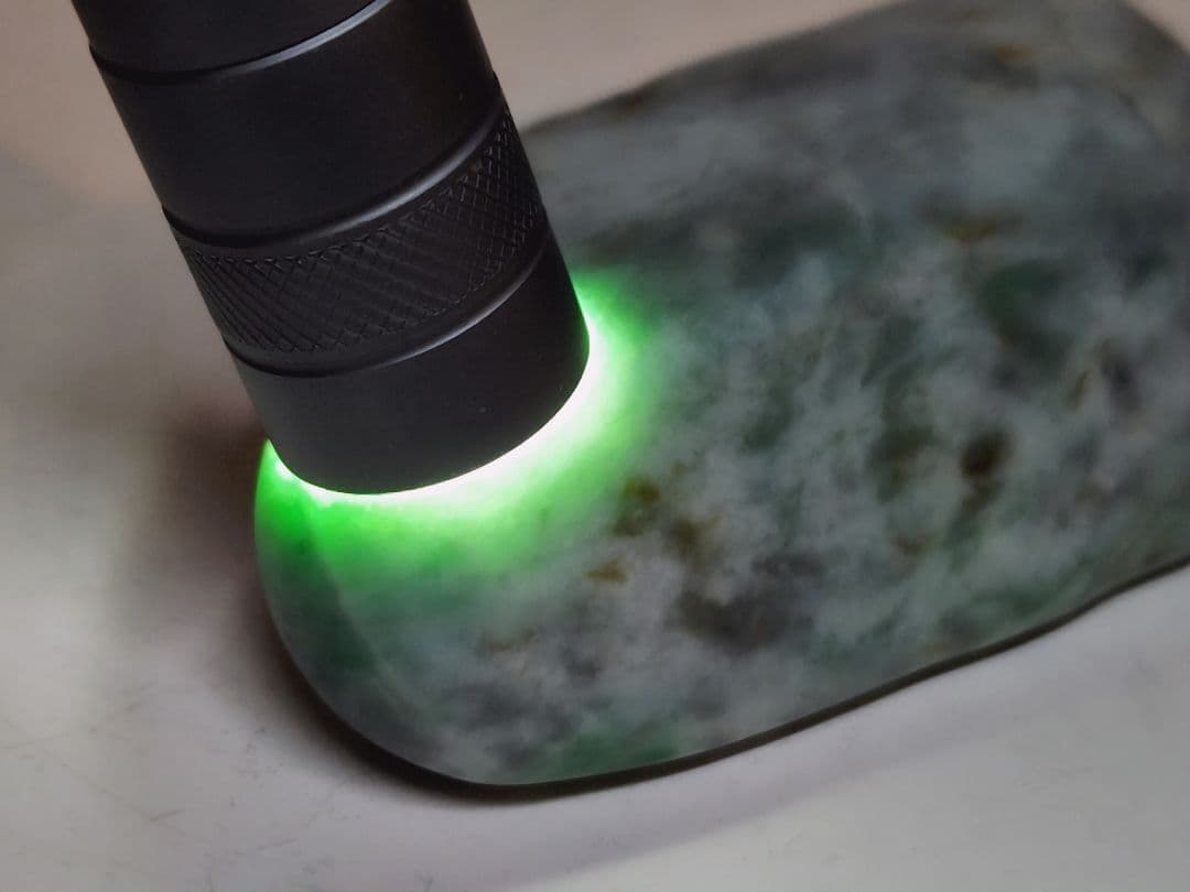 淡灰緑 212g 翡翠 ヒスイ 原石 鑑賞石 自然石 誕生石 鉱物 鉱石 水石