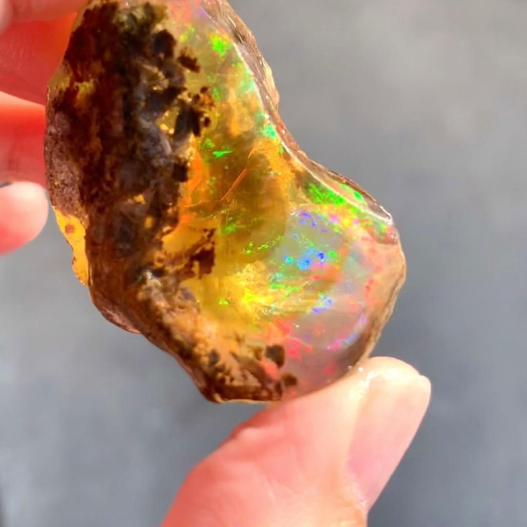 期間限定値下げ！肉厚で虹たくさん❤︎イエローオパール原石148.5ct