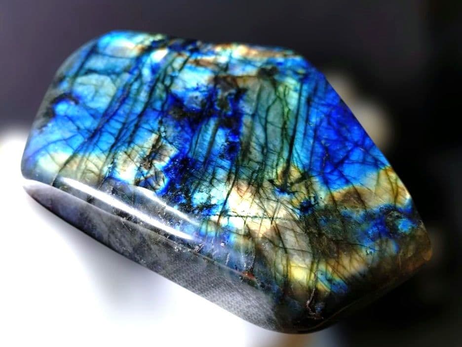 ラブラドライト（極彩色強シラー）原石　天然石　⑦　専用木製台座付き！