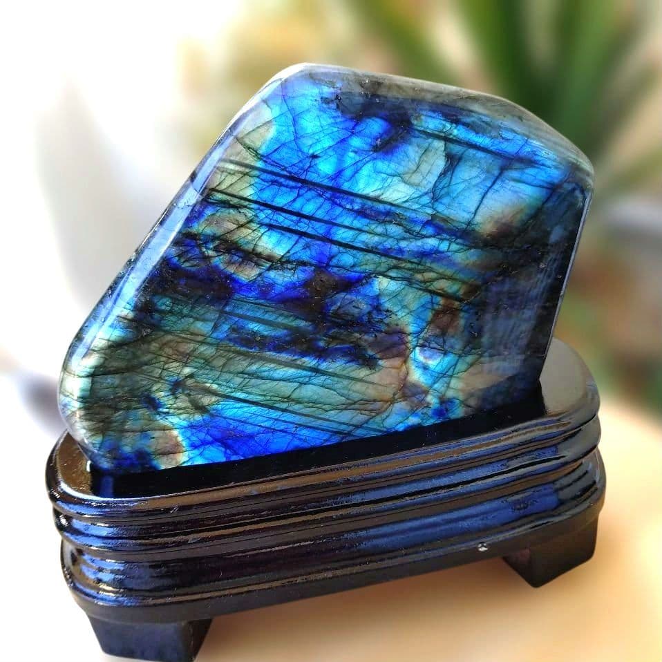 ラブラドライト（極彩色強シラー）原石　天然石　⑦　専用木製台座付き！