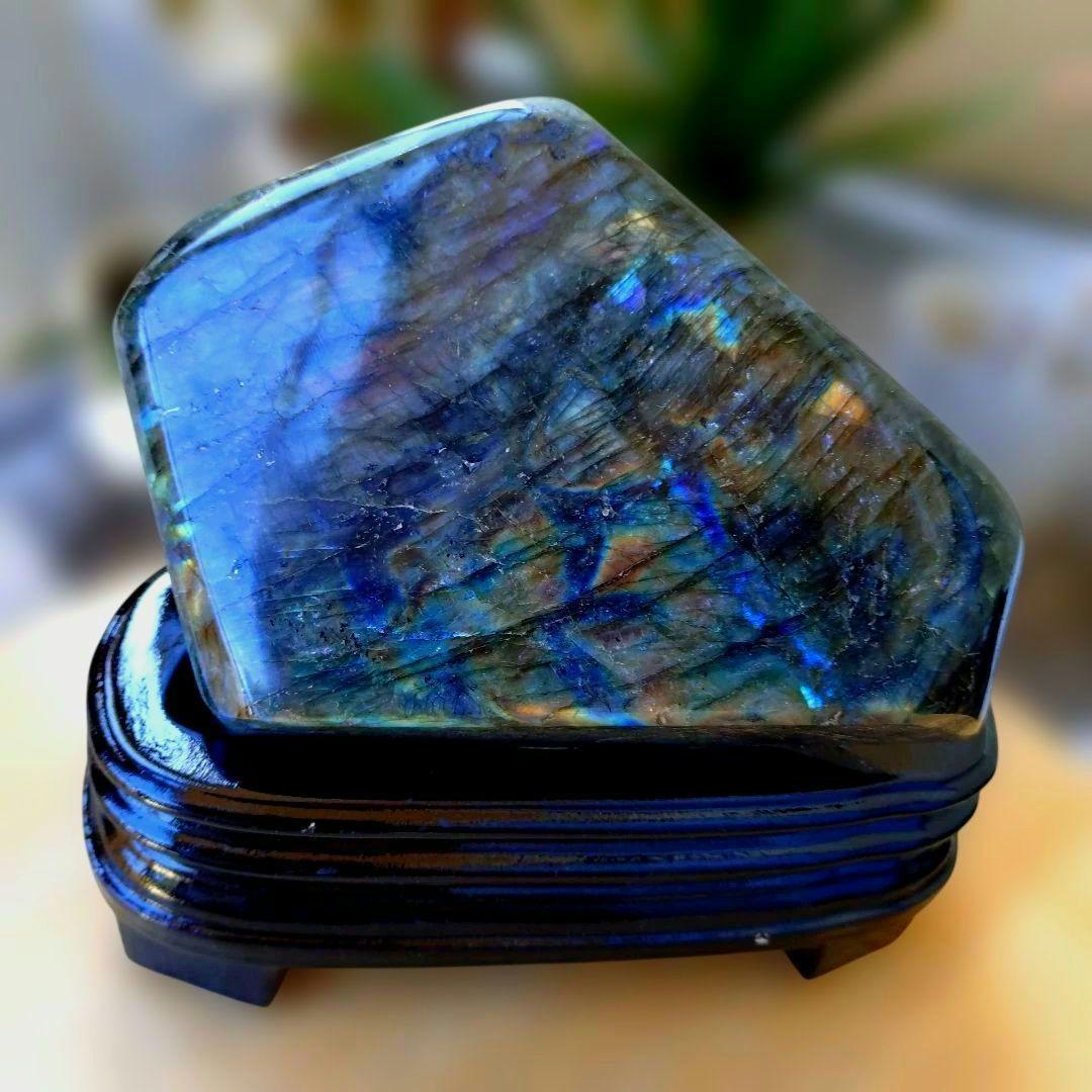 ラブラドライト（極彩色強シラー）原石　天然石　⑦　専用木製台座付き！