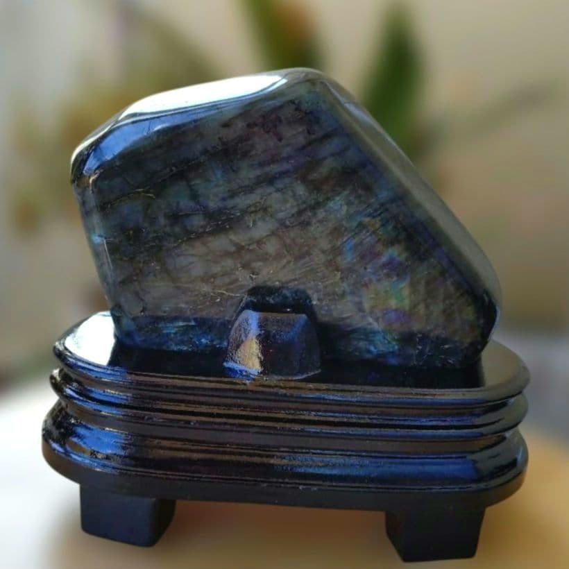 ラブラドライト（極彩色強シラー）原石　天然石　⑦　専用木製台座付き！