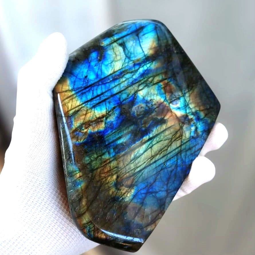 ラブラドライト（極彩色強シラー）原石　天然石　⑦　専用木製台座付き！