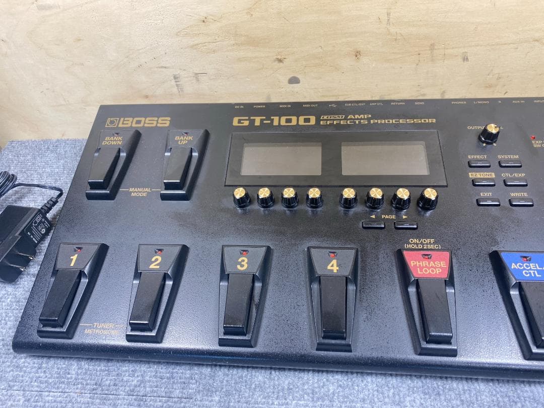 704 BOSS GT-100 マルチエフェクター　アンプシミュレーター