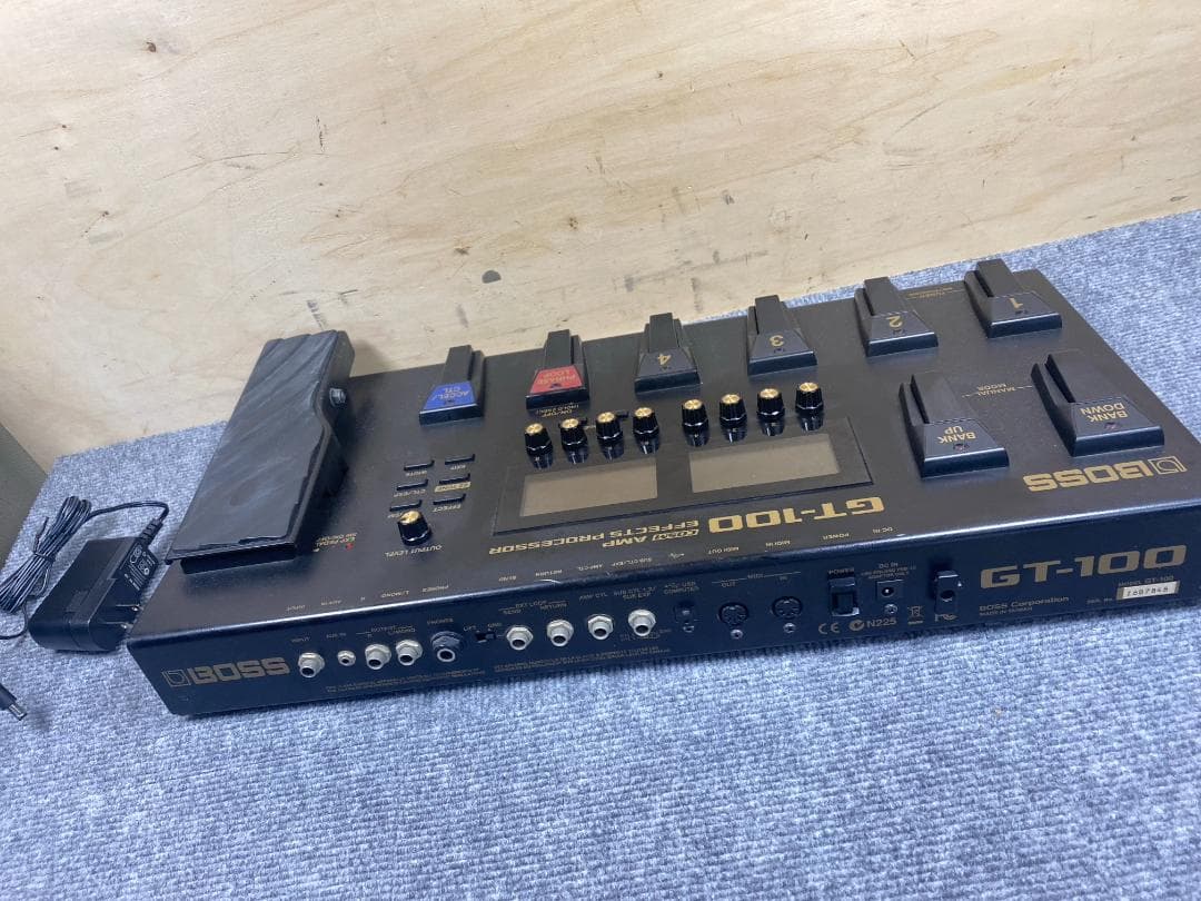 704 BOSS GT-100 マルチエフェクター　アンプシミュレーター