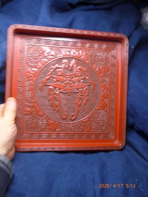 古い物です　素晴らしい推朱の盆です。迫力があります