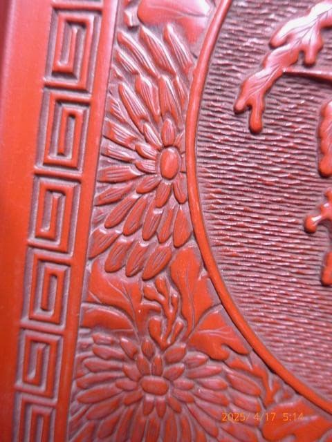 古い物です　素晴らしい推朱の盆です。迫力があります