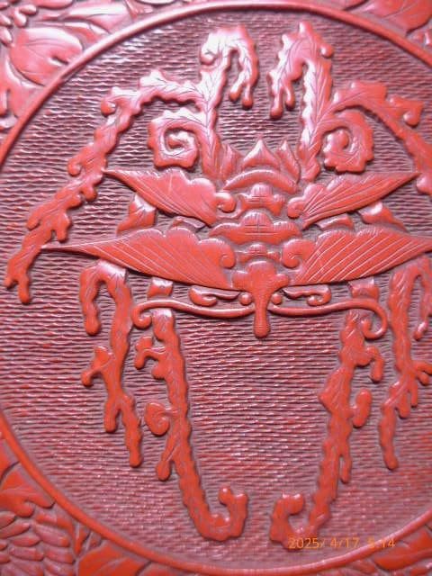 古い物です　素晴らしい推朱の盆です。迫力があります