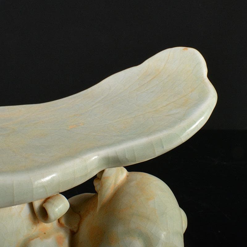 中国　粉青釉　蓮に唐子　枕　置物　V　R6278