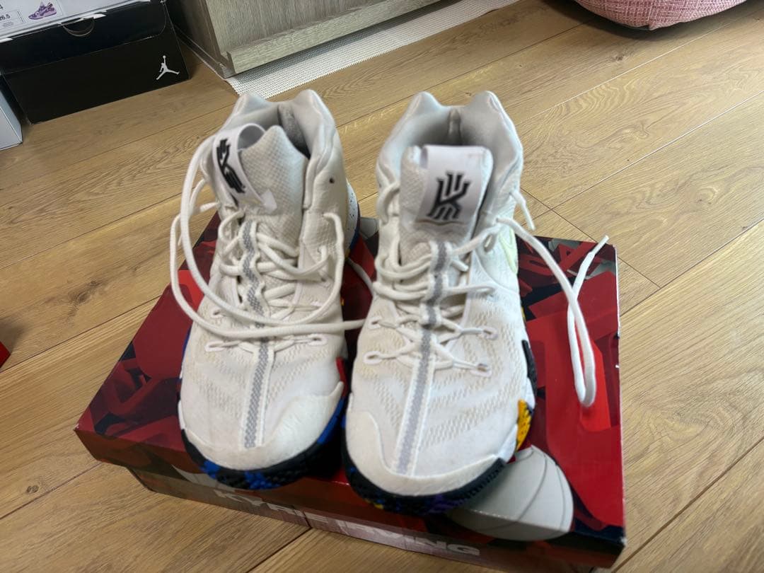 カイリー4 NCAA Nike Kyrie 4 ホワイト/マルチカラー