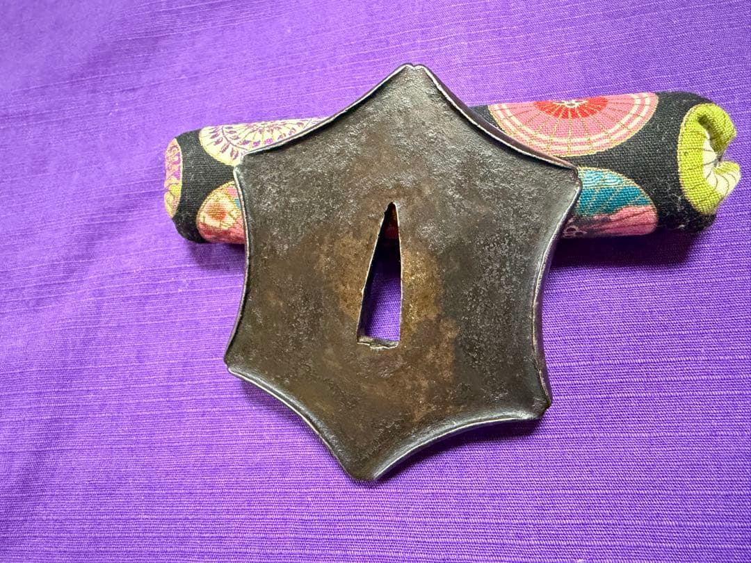 無孔無櫃　武用鍔　秀重作　予州正阿弥　六方富士型木瓜　鉄鐔（日本刀装具小柄小刀拵