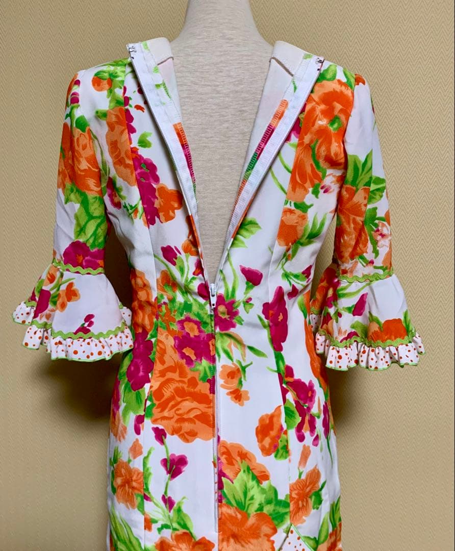 フラメンコ衣装　スペイン製フラワープリントワンピース、ウエストベルト付き