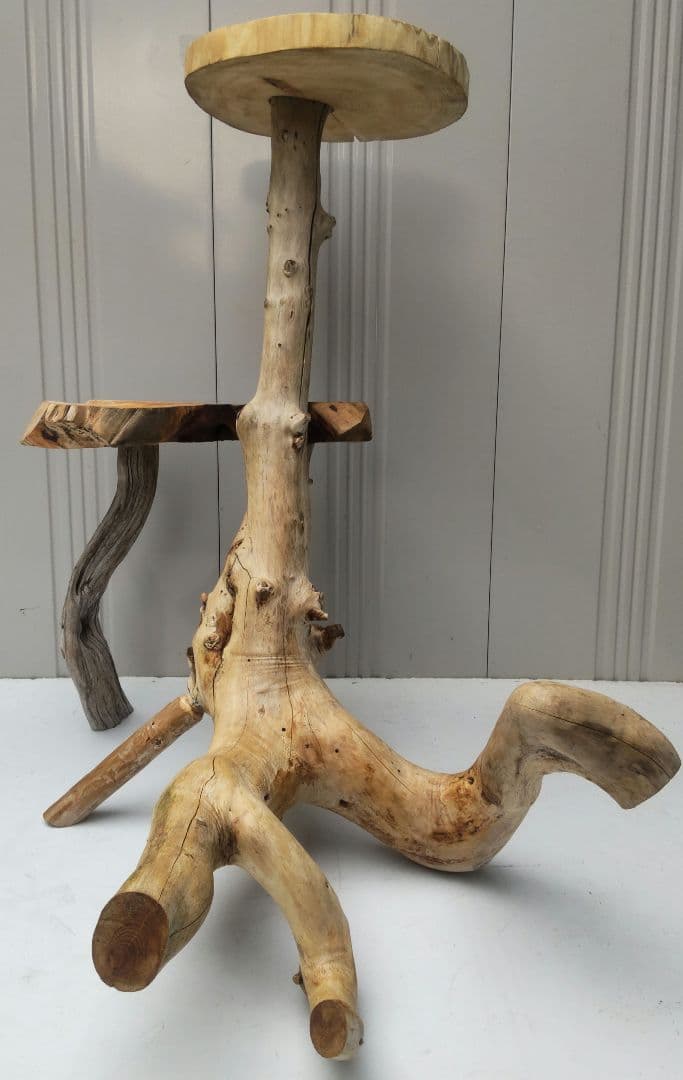 流木を使った天然素材のキャットタワー