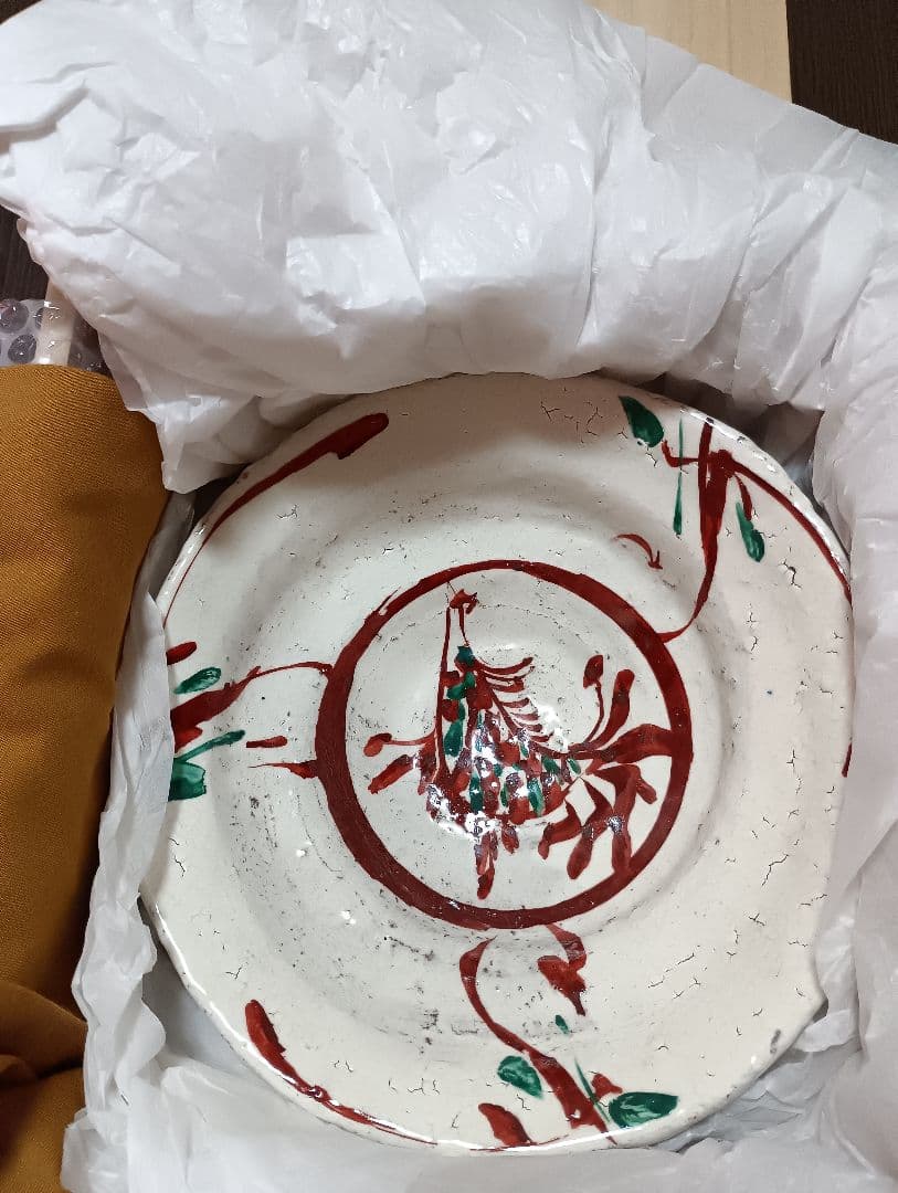 赤と緑の装飾陶器皿