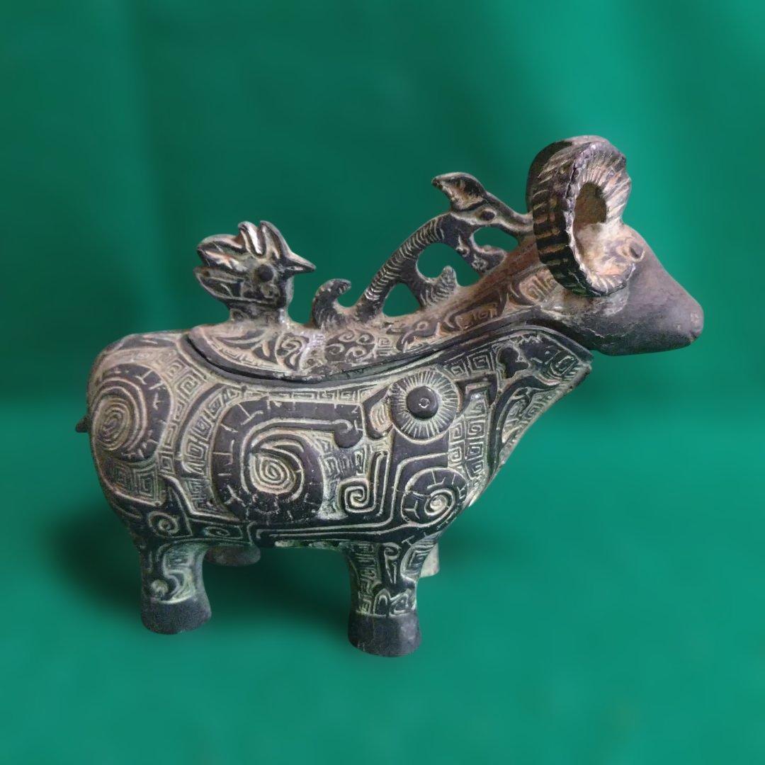 銅製羊の彫刻オブジェ　中国製