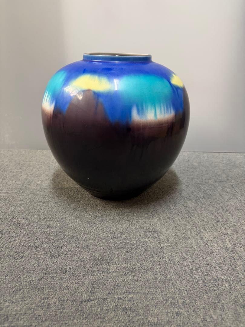 九谷焼壺　青と黄色の丸型陶器花瓶壺