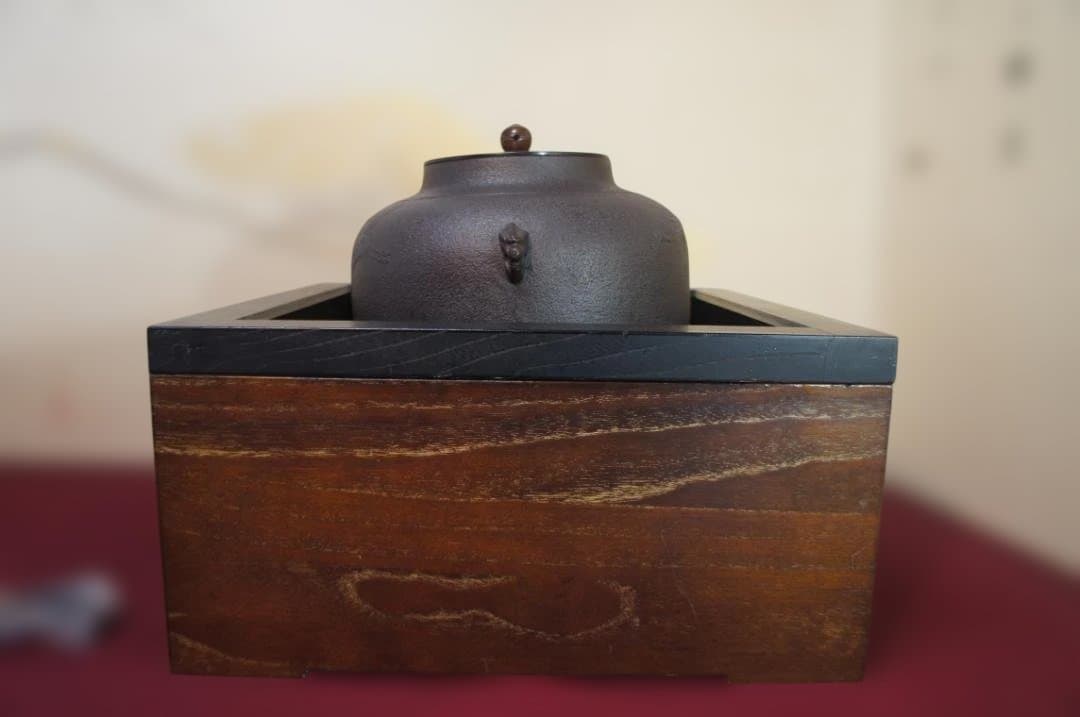 ☆本桐桑色置炉 在銘 真形釜 釜鐶 置炉用600w炭型電熱器 送料込み