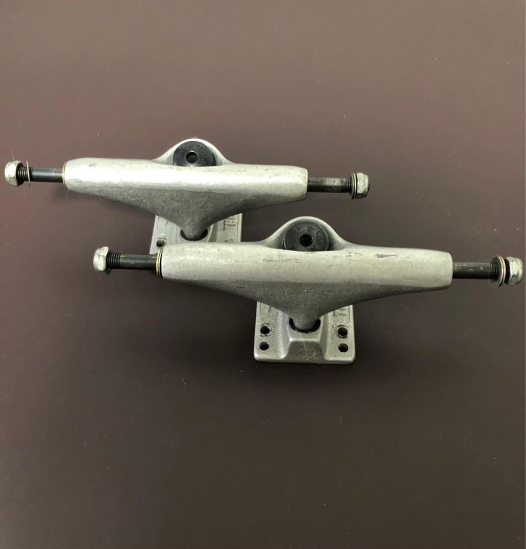 スケートボード THUNDER TRUCKS