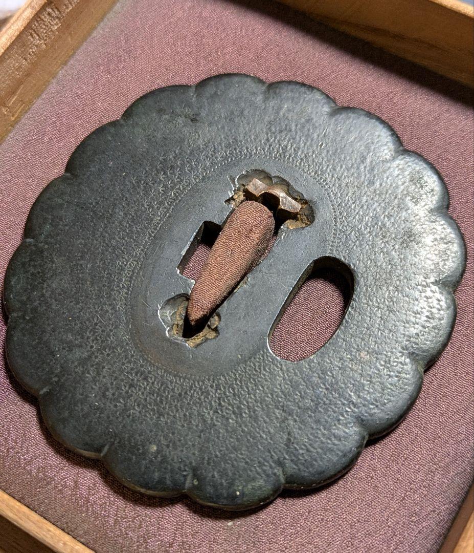 刀の鐔/鋼鍔/菊花型 梨地柄 鐔/玉鋼 鍔