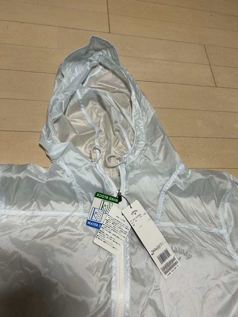 ①ドライスポーツTシャツ（ピンク色） ②ウインドウ・レインブレーカー（薄水色）