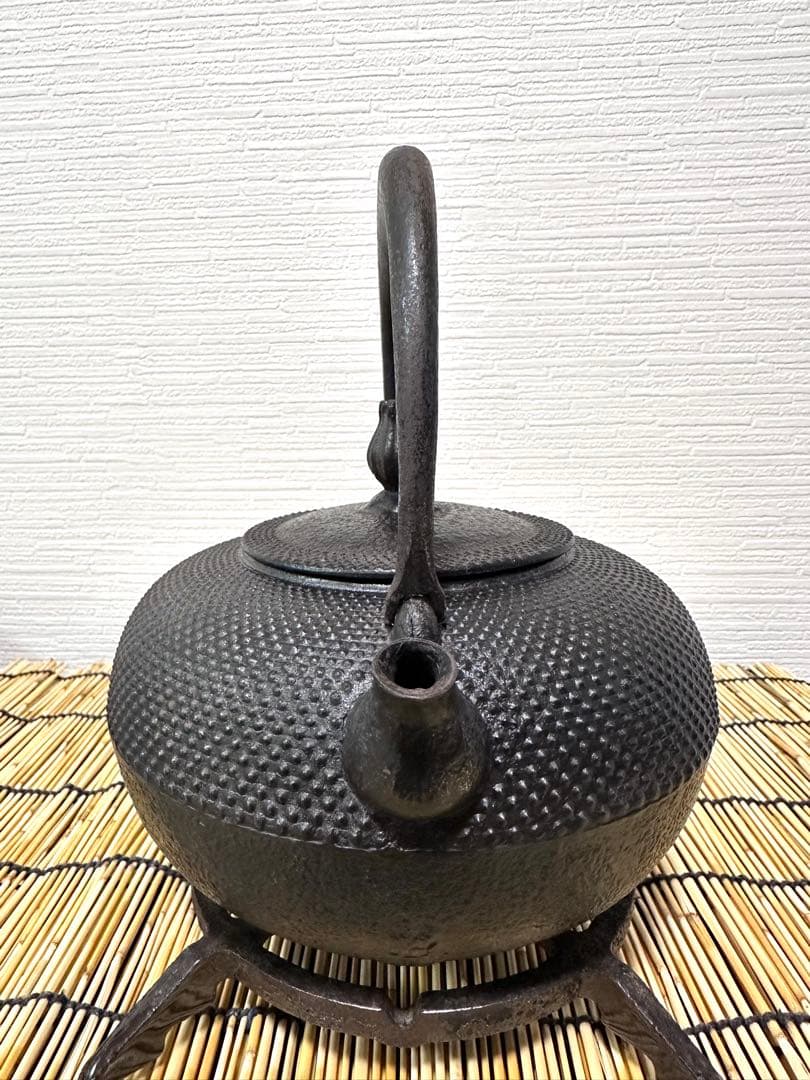 未使用品コンディション、長期保管品　南部利祥銘造１５型アラレ 南部鉄瓶　南部鉄器