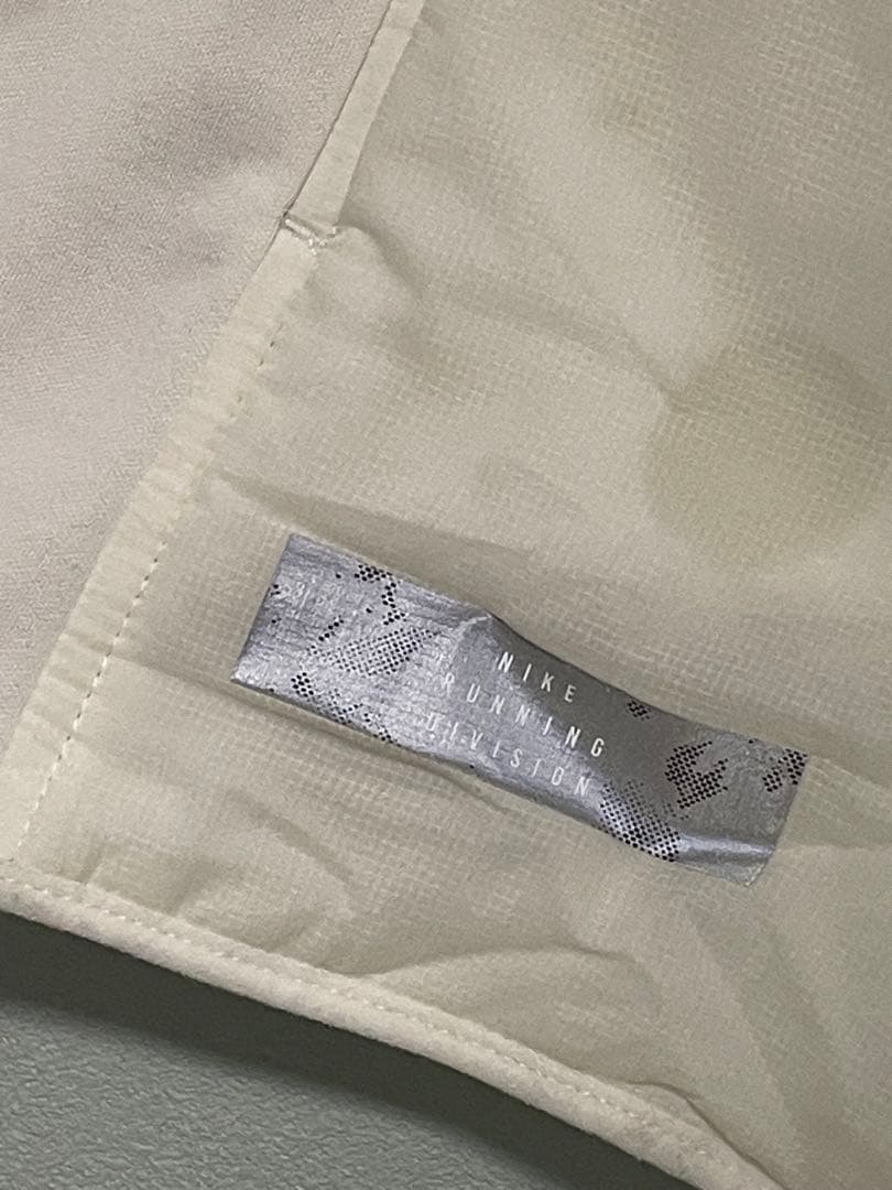 M 新品 ナイキ ランディビジョン エアロレイヤー ベスト 中綿 ランニング 白