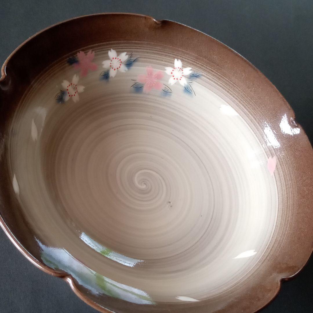 現川焼　十三代横石臥牛、臥牛窯の桜文の鉢、栞付き