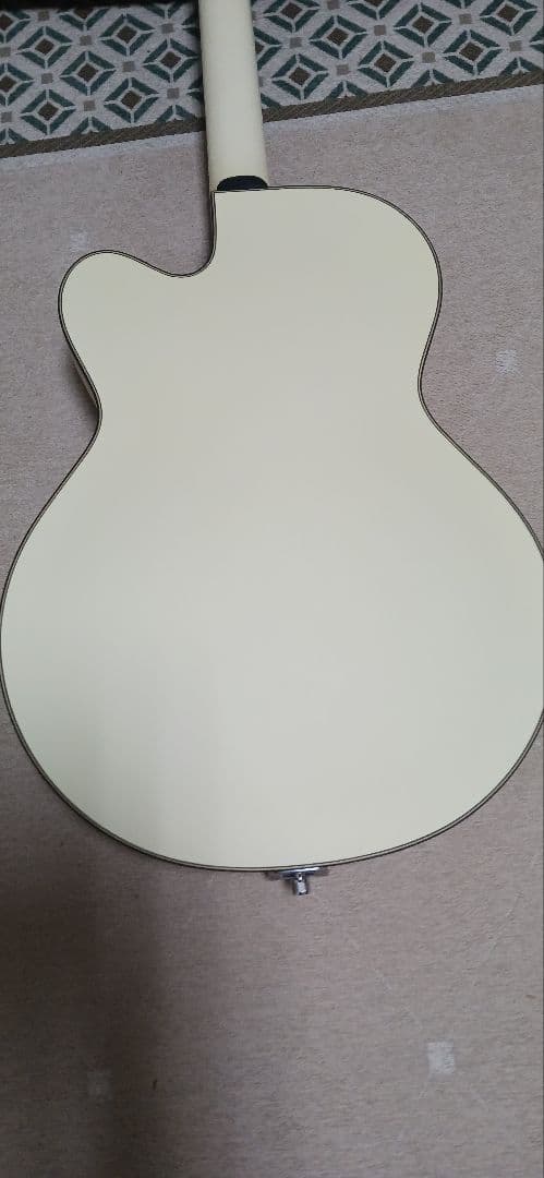 ホワイトセミアコースティックエレキギター