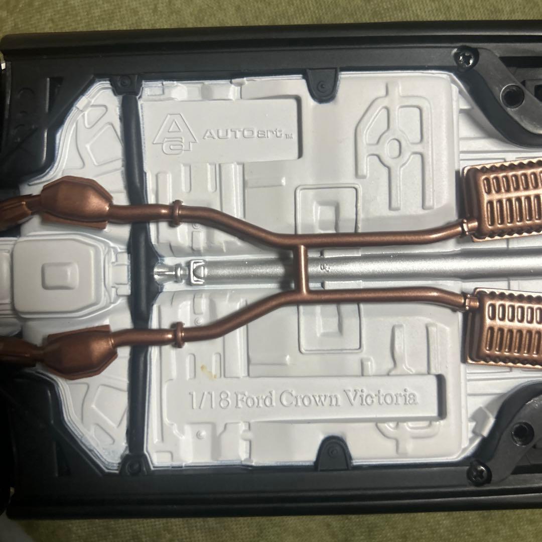 1/18スケール　オートアート　Ford Crown Victoria