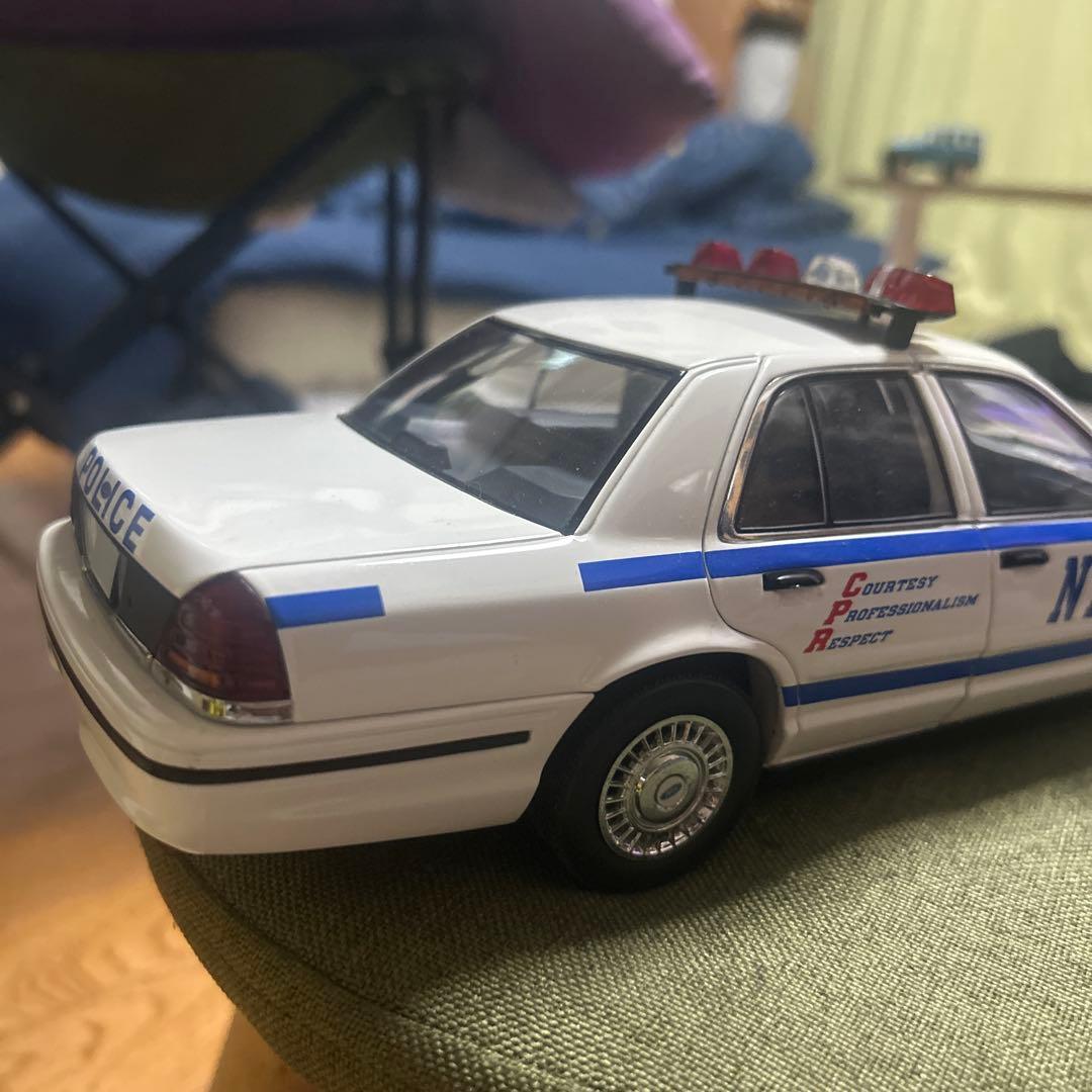 1/18スケール　オートアート　Ford Crown Victoria
