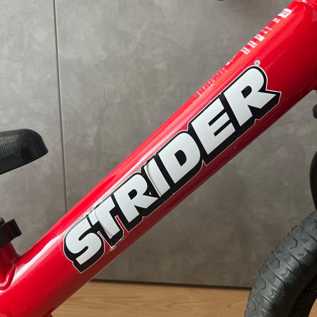 ストライダー　12インチ レッド　スタンド付き