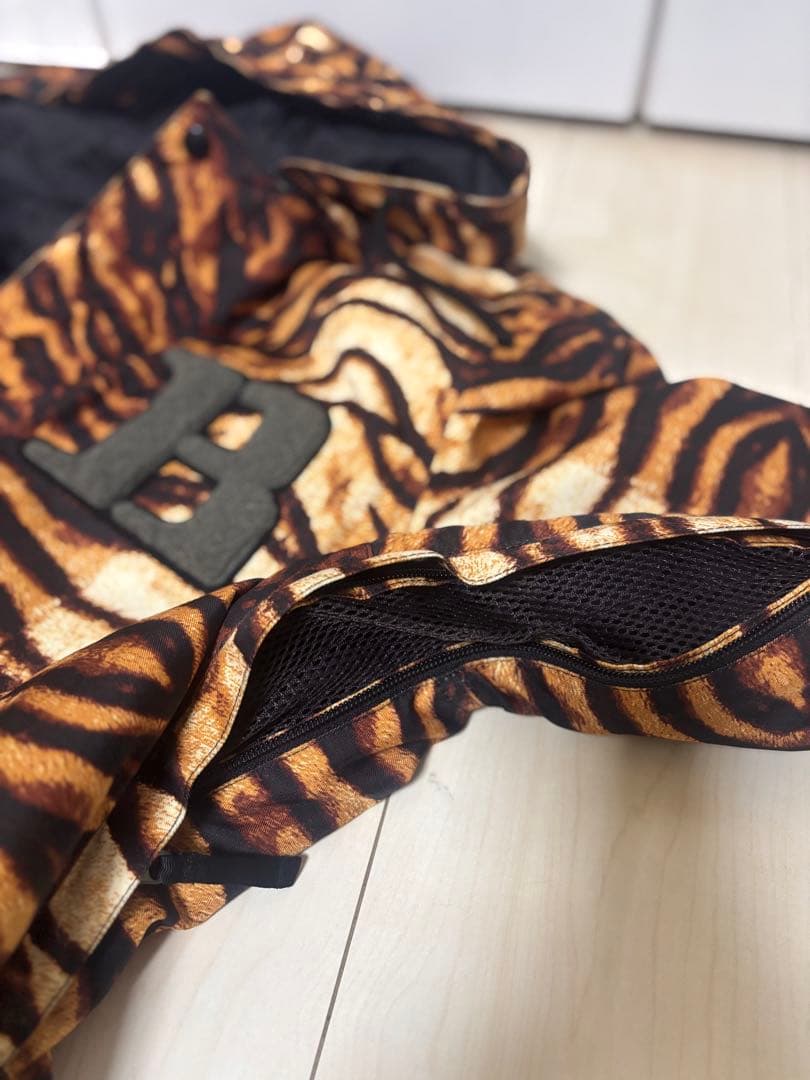 バートン　レアものスノーボードウェア　虎柄