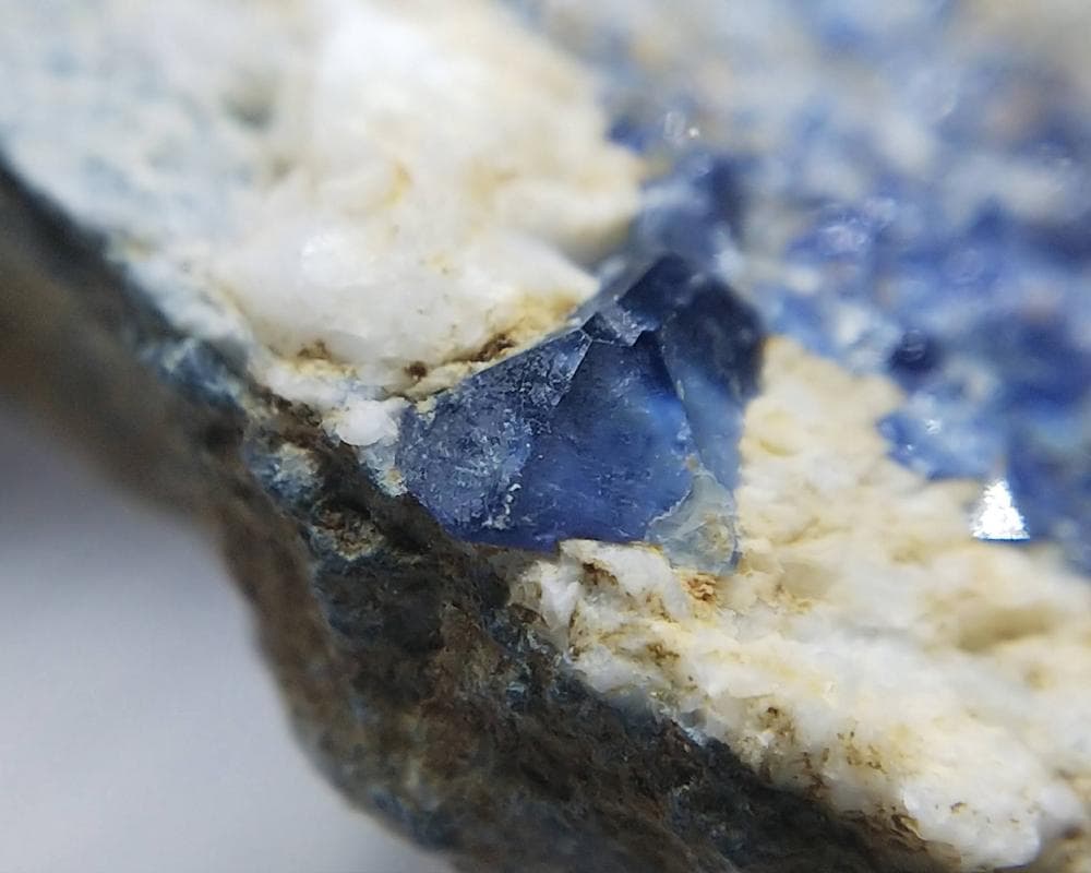 350 ベニトアイト 結晶 原石 母岩付き