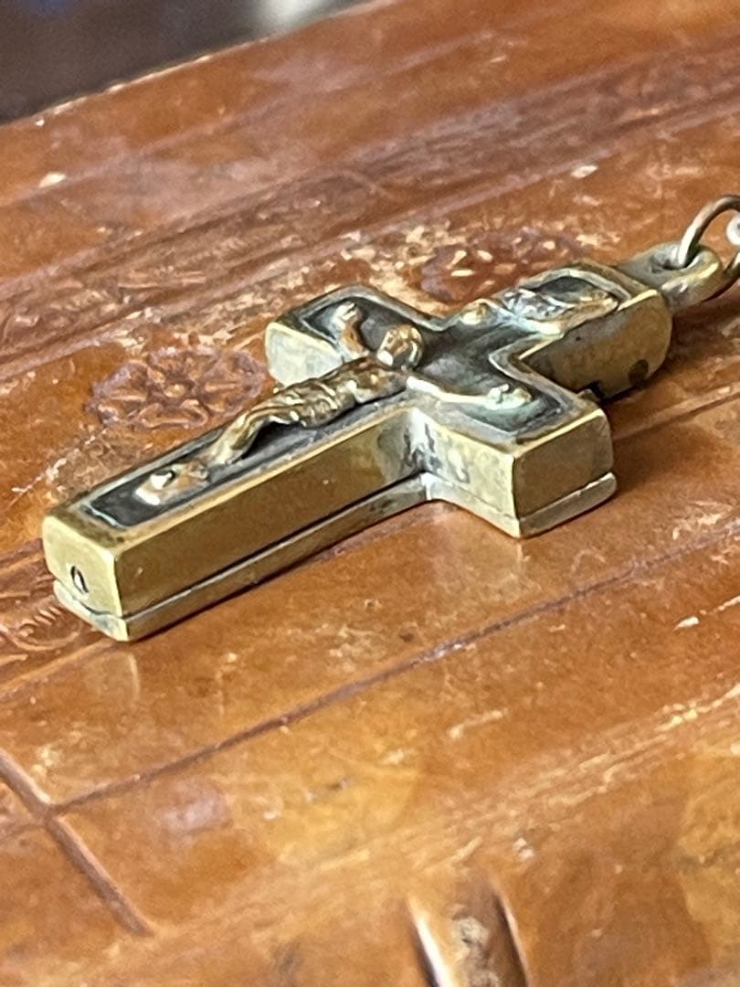 開閉する十字架　イタリアアンティークロザリオ　カタコンベの土　聖テレサ