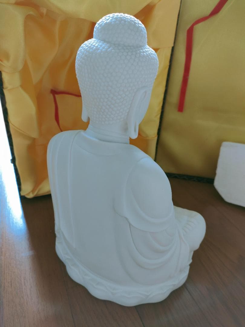 白い　陶器　仏像