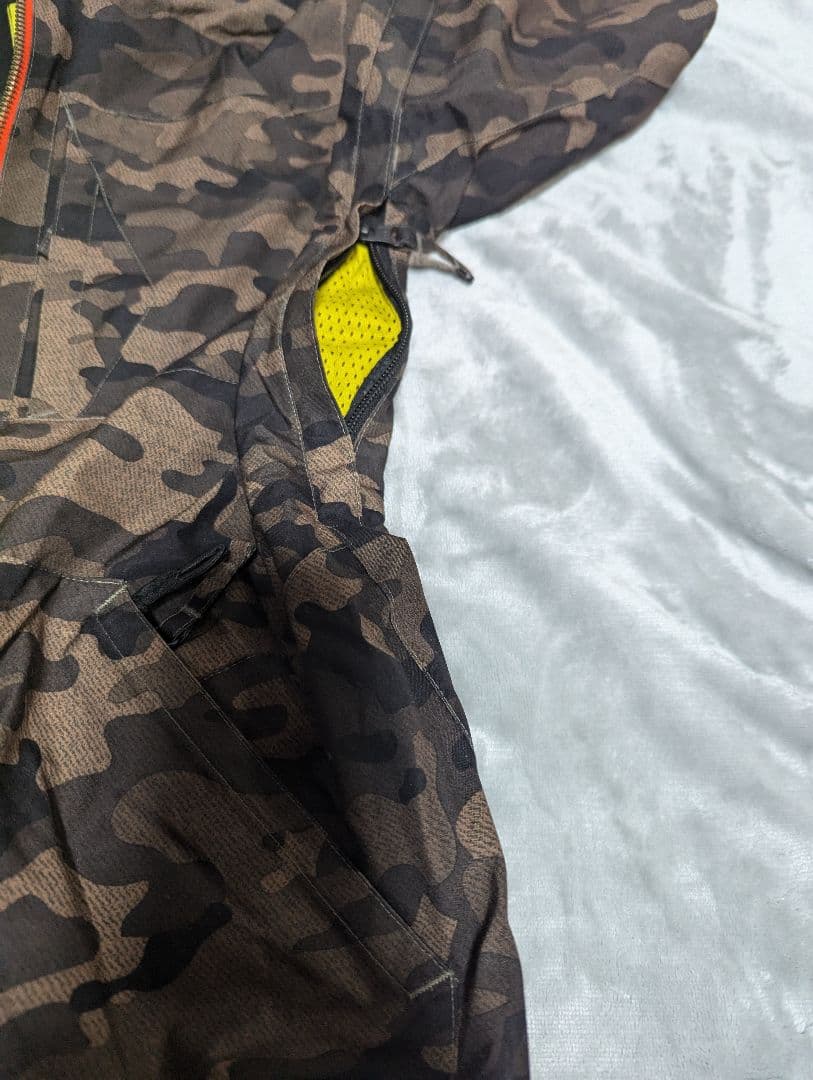 VOLCOM 子ども用スノーボードウェア迷彩