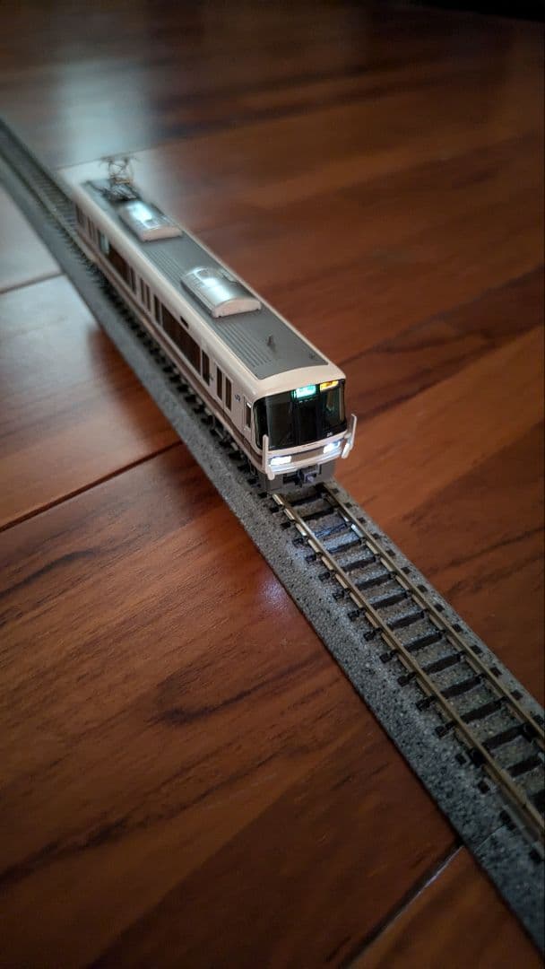 221系リニューアル車と225系新快速(4両2セット) 連休値下げです。