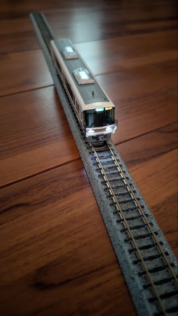 221系リニューアル車と225系新快速(4両2セット) 連休値下げです。