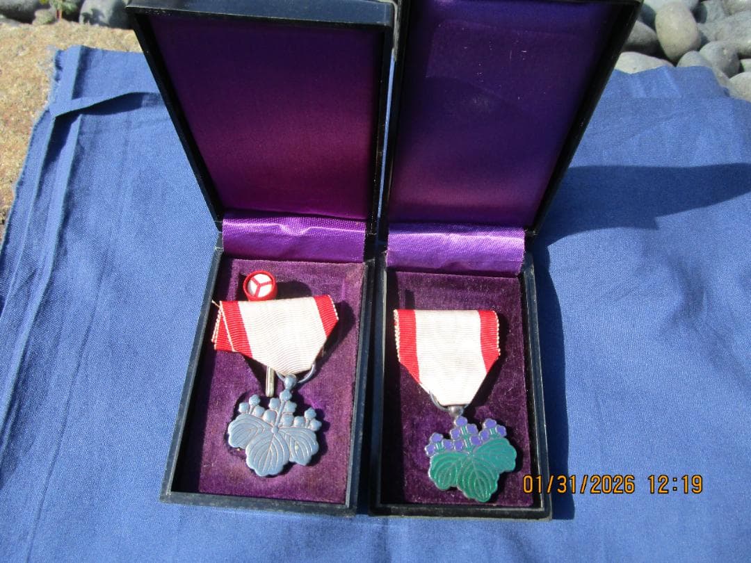 勲章　勲八白色桐葉章　他1点　2箱　日本の勲章2個セット