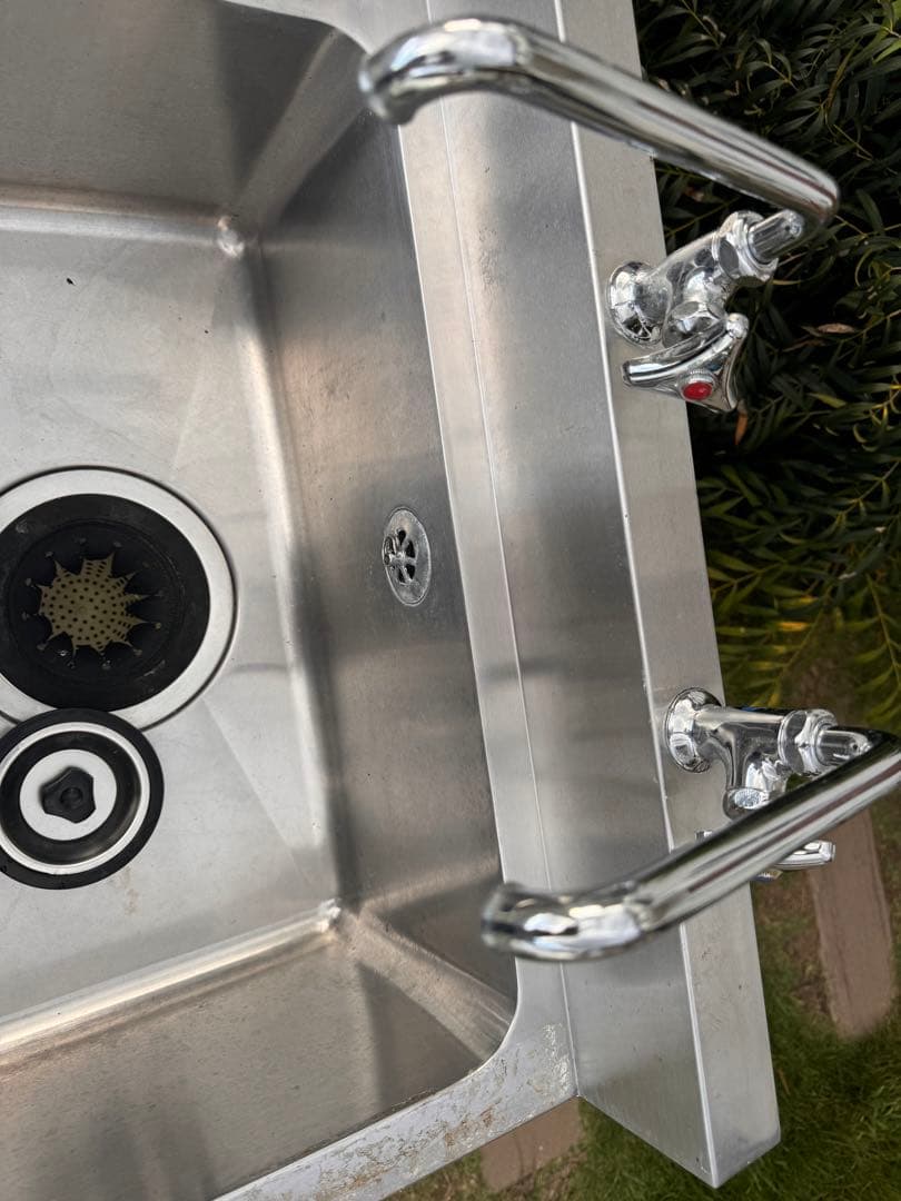 ステンレススチール製  2シンク シンク台 ストレージラック付き　蛇口4個付き