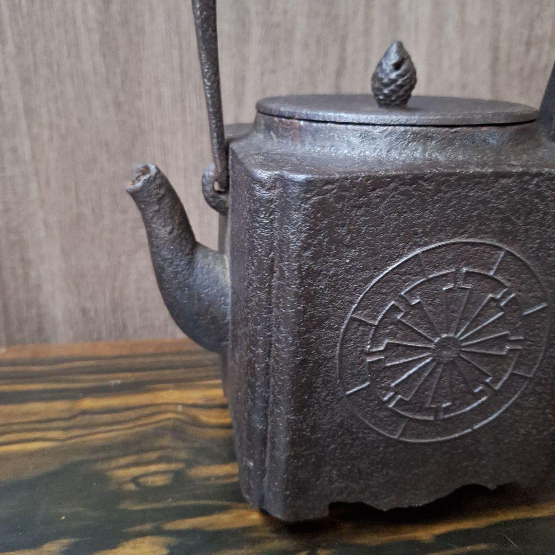 302 小泉仁左衛門 伝統的な黒色鉄製鉄瓶